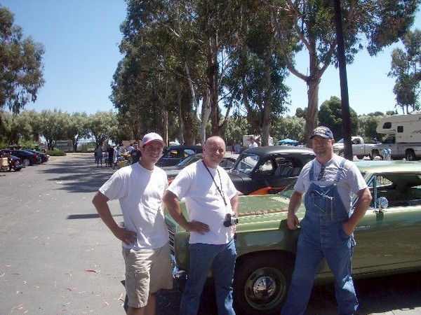 Jim Lusk (center) is well known on Moparts.com