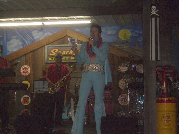 Elvis signs with the "DADDY'O" band.