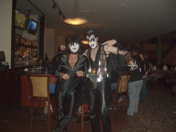 Back at the bar for some partying with KISS.