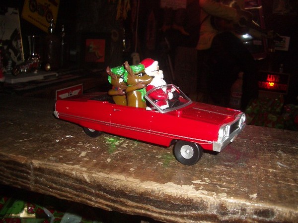 I knew it, Santa drives a lowrider!