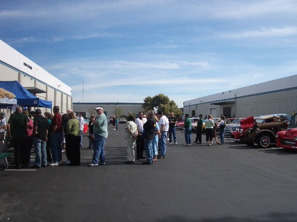 The food line beginith!