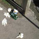 Hummnn? let's see a few pairs of disposable gloves, two bottles of Heinekin and a tub of chicken livers. Seems someone had a good time last night.