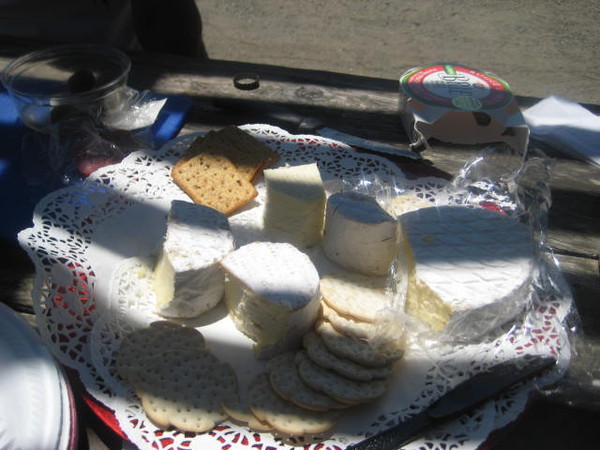 Who wants to help cut the chesse???