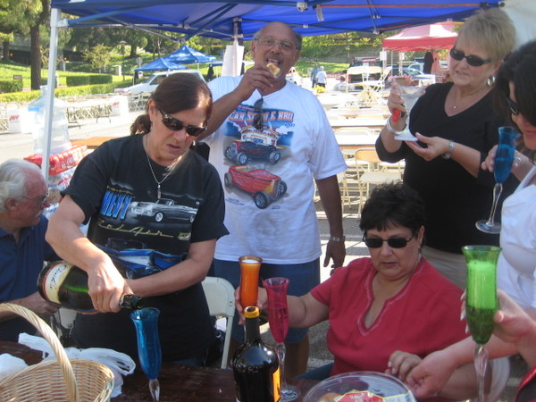 The GGSMU gang starts in with a few glasses of bubbly.