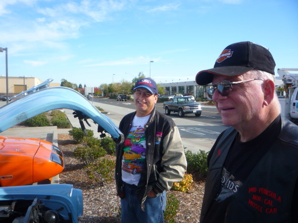 The two Rons talk shop.