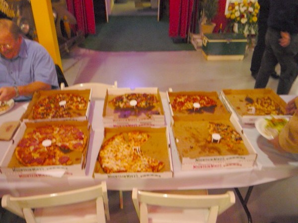 The offical food of elves is PIZZA!!!