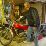 Ok so on the way to lunch i stoped by a friend's house and he had this 247 Cota Montesa in his garage. Just like the one i had as a kid.