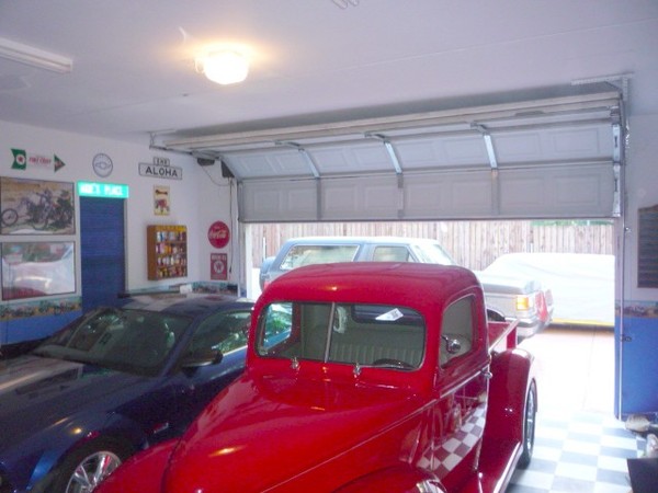 Wireless center mounted light comes with opener and works off of radio requency. It can be mounted anywhere in garage near a 110V outlet.
