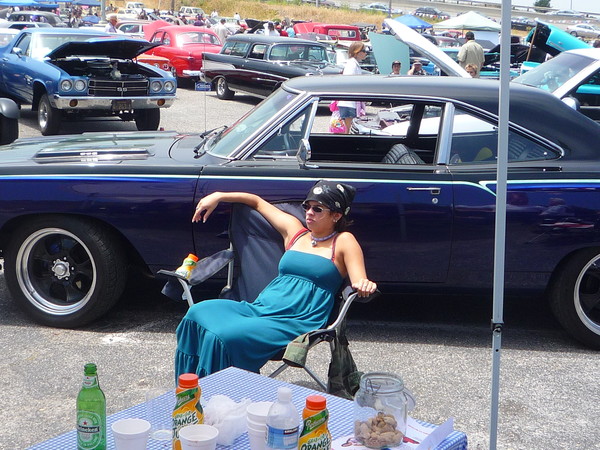 Now that's how you "chill" on a very hot day.