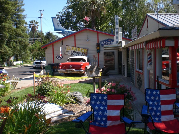 Here are a couple of photos from the  Woodland car show. The place is called Raiffs Garage and is in Woodland, Ca.