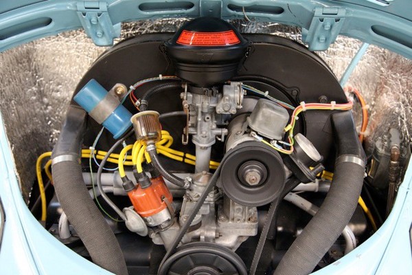 It's a phony engine just to fool the people he races!