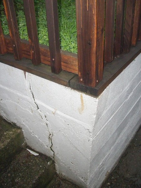 Cracked wall 002