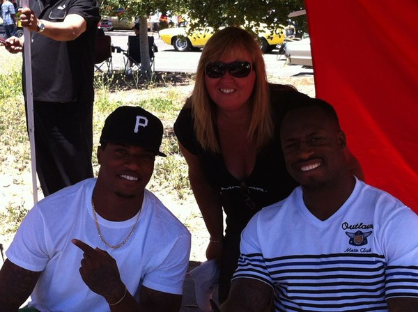 Moparts member Kim aka Kimmiesredline get a photo with 49er Vernon Davis.