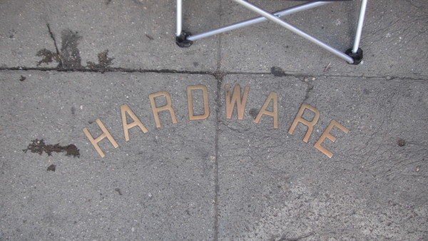 I would say more like "sidewalk".
